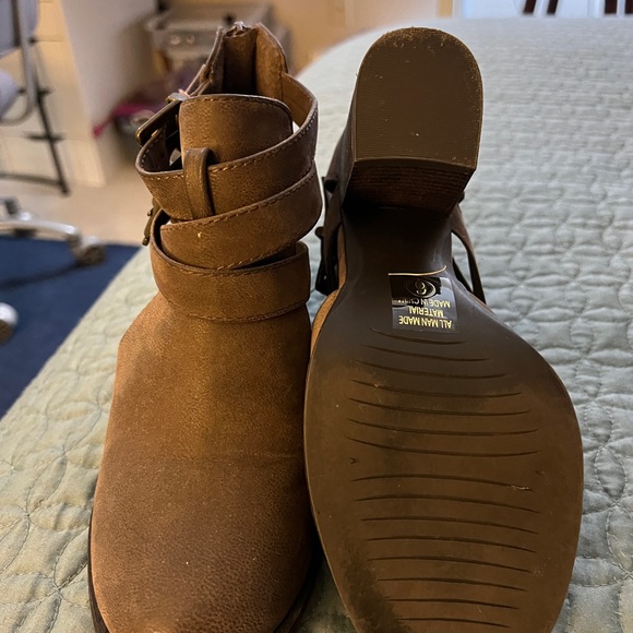 Soda Cambridge chunky heel boots.  Size 6 - Picture 9 of 9